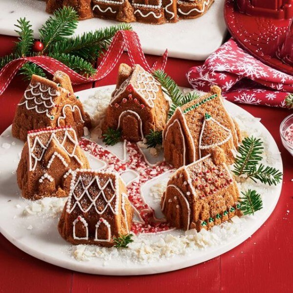 Molde Cozy Village Nordic Ware